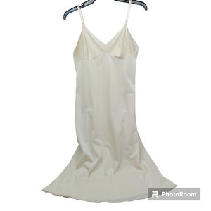 *1L Vanity fair size 34 long full slip tan 32" bust lace trim v neck